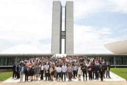 Participants à la séance solennelle du 29 novembre devant le bâtiment de la Chambre des députés à Brasilia, au Brésil