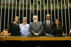 De gauche à droite: la députée Erika Kokay ; Liese von Czékus, la secrétaire de l’Assemblée nationale des bahá’ís du Brésil ; le député Luiz Couto ; et Pejman Samoori et Carolina Cavalcanti, représentants de la communauté bahá’íe.