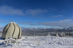 Une vue saisissante en juillet : la maison d’adoration continentale d’adoration pour l’Amérique du Sud au Chili entourée par la neige