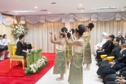 La princesse thaïlandaise Soamsawali assiste à un spectacle de danse lors d’une célébration du bicentenaire de la naissance de Bahá’u’lláh à Bangkok.