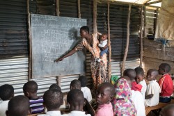 Une enseignante présente une leçon dans une école coopérative et communautaire de Walungu, en République démocratique du Congo.