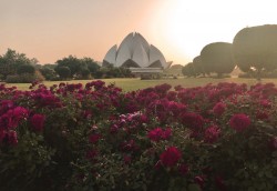 ‘Abdu’l-Bahá a appelé les maisons d’adoration bahá’íes « les orients de lumière ». 