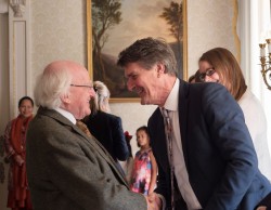 Le président irlandais Michael Higgins saluant les membres de la communauté bahá’íe lors de la réception du bicentenaire