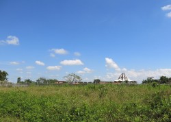 L’édifice principal du temple en construction dans le Norte del Cauca, vu depuis le site du « Bosque Nativo » (forêt naturelle)