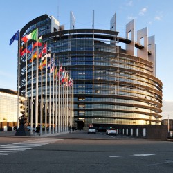 Le bâtiment du Parlement européen. Plus de 100 membres du Parlement européen et des parlements nationaux à travers l'Europe ont signé une déclaration appelant à la libération de tous les prisonniers bahá'ís yéménites. (Photo obtenue par Wikimedia Commons)
