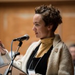 Un membre de l’assistance s’adressant aux conférenciers lors d’une discussion de groupe.
