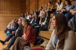 L’auditoire au 2e jour du symposium, où quelque 120 personnes se sont réunies pour participer à une série de tables rondes sur le passé, le présent et l’avenir de la réconciliation entre les peuples autochtones et non autochtones au Canada.