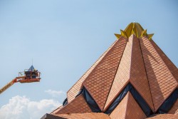 Mise en place de la couronne au sommet du toit du temple de Colombie