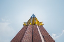 La structure jaune qui se trouve au sommet du toit de tuiles en terre cuite représente la fleur de cacao – un symbole emblématique dans le pays.