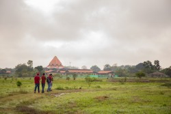 Les membres de la communauté marchent dans les jardins autour du temple. Le terrain à cet endroit est déjà devenu un refuge pour les visiteurs pour trouver la paix, méditer, et profiter de la beauté de l’environnement naturel.