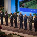 Les membres de la Maison universelle de justice sont, de gauche à droite, Paul Lample, Chuungu Malitonga, Payman Mohajer, Shahriar Razavi, Stephen Hall, Ayman Rouhani, Stephen Birkland, Juan Mora et Praveen Mallik. La Maison de la justice a été élue par les délégués à la 12e Convention internationale bahá’íe à Haïfa.