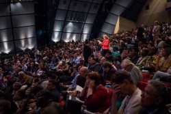 Des délégués écoutent attentivement, beaucoup bénéficiant des traductions simultanées, pendant qu’un représentant de la France fait une intervention.