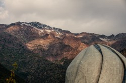 La maison d’adoration bahá’íe de Santiago, au Chili, est située sur les contreforts des Andes.