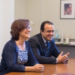 Zoraida Garcia Garro (à gauche) et Saba Mazza, membres du Conseil continental de conseillers pour l’Europe, souriants, lors d’une conversation avec d’autres conseillers.
