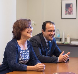 Zoraida Garcia Garro (à gauche) et Saba Mazza, membres du Conseil continental de conseillers pour l’Europe, souriants, lors d’une conversation avec d’autres conseillers.