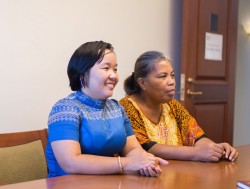 Sokumtheary Reth (à gauche), une conseillère du Cambodge, et Ritia Bakineti, une collègue du Kiribati, écoutent attentivement une conversation sur le rôle des jeunes dans leurs communautés.