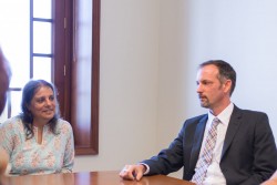 Gloria Javid (à gauche) de l’Inde et son collègue conseiller Daniel Peirce Olam participent à une conversation avec d’autres conseillers au sujet de l’impact des jeunes sur leurs communautés.