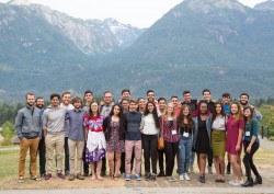 Des jeunes participants se sont réunis au séminaire en Colombie-Britannique, au Canada.