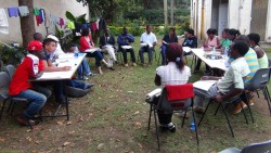 Un groupe d’étudiants universitaires se concerte au cours du séminaire au Kenya.