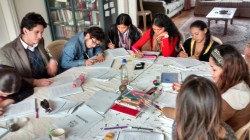 Des participants en Colombie se divisent en petits groupes pour étudier et se concerter.