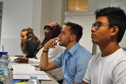 Des jeunes en France participent à une session de groupe pour étudier et discuter de la documentation fournie pour le séminaire.