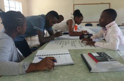Des étudiants universitaires en Zambie travaillent ensemble à un exercice au cours du séminaire de premier cycle de l’ISGP.