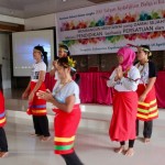 Les enseignants des écoles créées par l’YBTI exécutant une danse traditionnelle mentawaï lors d’une session du séminaire qui s’est tenu en avril.