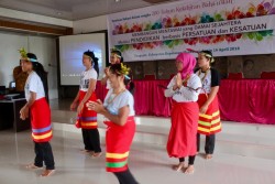 Les enseignants des écoles créées par l’YBTI exécutant une danse traditionnelle mentawaï lors d’une session du séminaire qui s’est tenu en avril.