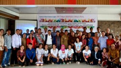 Des participants au séminaire, « Construire un Mentawaï prospère et paisible à travers une éducation basée sur l’unité et l’harmonie », rassemblés pour une photo de groupe.