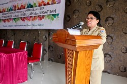 Mme Seminar Siritoitet, représentante du régent du district des îles Mentawaï et assistante gouvernementale pour le bien-être des communautés à Mentawaï, s’exprimant lors de la réunion.