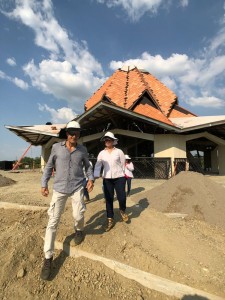 L’architecte du temple, Julian Gutierrez Chacón, visite le site de la maison d’adoration du Norte del Cauca pour évaluer les progrès de la construction.