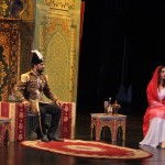 Cette scène dépeint la rencontre entre Nasiri’d-Din Shah, le roi de Perse, et Tahirih, lorsqu’il lui offre de l’épouser si elle renonce à sa foi. Tahirih refusa l’offre par quelques vers : « Royaume, richesse et pouvoir pour toi / Misère, exil et perte pour moi / Que le premier soit bon, c’est le tien / Que le second soit dur, c’est le mien. »