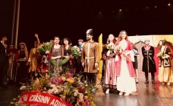 Les acteurs de la pièce « Fille du Soleil » sous les applaudissements du public à la fin de leur première représentation, le 8 juillet.