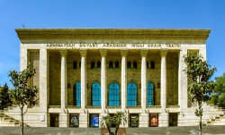 Le spectacle a eu lieu au Théâtre national académique d’art dramatique d’Azerbaïdjan à Bakou. (Photo par Urek Meniashvili, accessible via Wikimedia Commons)