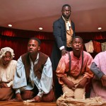 Cette photo montre une scène de « Henry Box Brown ». La comédie musicale s’inspire du riche héritage des negro spirituals du 19e siècle, nés de la souffrance et des difficultés endurées par les peuples esclaves d’ascendance africaine. Ces œuvres transmettent souvent des valeurs et des idées spirituelles profondes. « Toutes ces chansons sont issues de l’oppression, du pardon accordé aux oppresseurs, des chansons qui vous distrayaient de la brutalité de la vie dans laquelle vous étiez plongés, explique le directeur musical et co-compositeur du spectacle. Toutes ces chansons sont connectées à Dieu... »