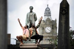 À Édimbourg, en Écosse, deux membres de la troupe de « Henry Box Brown » posent devant une statue d’Abraham Lincoln, le président des États-Unis, qui a aboli l’esclavage.