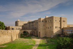 La prison où Bahá’u’lláh a passé deux ans, deux mois et cinq jours était une caserne militaire. Sur cette photo récente, les deux fenêtres les plus à droite du niveau supérieur sont celles de la pièce occupée par Bahá’u’lláh.