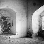 Cette photo de 1921 montre la cellule de prison dans laquelle Bahá’u’lláh a été détenu pendant plus de deux ans, de 1868 à 1870. C’est là qu’il a révélé certains des messages adressés aux rois et aux dirigeants du monde.