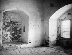 Cette photo de 1921 montre la cellule de prison dans laquelle Bahá’u’lláh a été détenu pendant plus de deux ans, de 1868 à 1870. C’est là qu’il a révélé certains des messages adressés aux rois et aux dirigeants du monde.