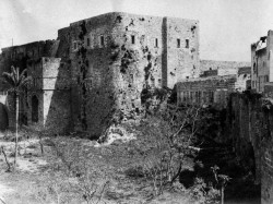 Cette photo de 1907 montre la caserne où Bahá’u’lláh et ses compagnons ont été emmenés après leur arrivée à Acre, le 31 août 1868. C’était à l’intérieur de cette prison que Bahá’u’lláh a écrit certains de ses messages aux rois et aux dirigeants de monde.