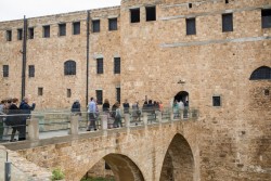 Un groupe de bahá’ís visitent la prison où Bahá’u’lláh a été détenu pendant plus de deux ans. C’est de cette prison à Acre que Bahá’u’lláh s’est adressé aux rois et aux dirigeants de son époque.