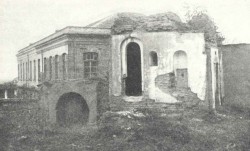 Bahá’u’lláh a commencé sa proclamation aux rois et dirigeants du monde alors qu’il résidait à Edirne, en Turquie. Cette photo d’octobre 1933 montre les ruines de la maison d’Izzat Aqa à Edirne, en Turquie, la dernière résidence de Bahá’u’lláh dans cette ville.