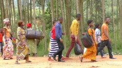 Trois nouveaux courts-métrages complémentaires à « Un cercle grandissant » ont été mis à disposition aujourd’hui sur Bahai.org. Cette scène montre des personnes d’une communauté de la République démocratique du Congo, l’une des régions illustrées dans le documentaire.
