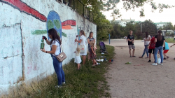 L’un des nouveaux films présente les efforts pour éduquer les jeunes générations. Dans cette scène, des personnes d’une communauté en Moldavie sont rassemblées pour participer à un projet de service.