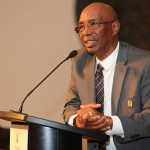 Le conférencier principal de cette année à la conférence annuelle de la chaire bahá’íe pour la paix mondiale était Jabari Mahiri, professeur d’éducation et titulaire de la chaire en pédagogie urbaine de la famille William et Mary Jane Brinton de l’université de Californie à Berkeley. M. Mahiri pense qu’il est temps de réexaminer les termes dans lesquels le racisme est discuté et la justice raciale recherchée.