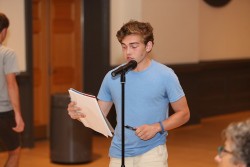 La conférence a été bien accueillie et a suscité de nombreuses questions du public, y compris des étudiants universitaires.