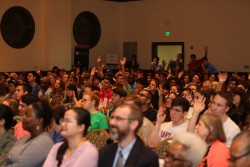 La conférence annuelle a attiré plus de 370 personnes, y compris des membres du corps professoral et du personnel de l’université du Maryland, College Park, ainsi que des invités de marque provenant de tout le pays. Parmi le public se trouvaient également de nombreux étudiants universitaires. « Nous avons vu comment cette série sur le racisme structurel et les racines des préjugés a fait écho aux aspirations de nombreux étudiants sur le campus qui souhaitent une société plus juste et plus unifiée », a expliqué M. Mahmoudi.