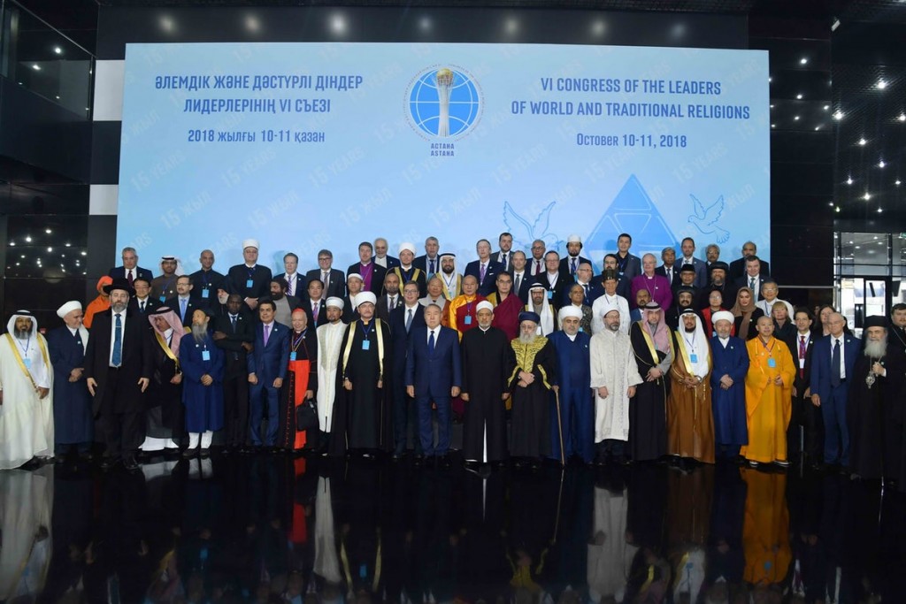 Les délégués au 6e Congrès des dirigeants des religions mondiales et des religions traditionnelles réunis pour une photo de groupe. Le congrès, organisé par le président du Kazakhstan, Nursultan Nazarbayev, s’est tenu les 10 et 11 octobre à Astana, au Kazakhstan.