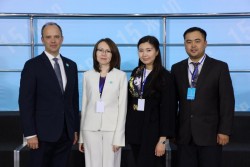 (De gauche à droite) Joshua Lincoln, secrétaire général de la Communauté internationale bahá’íe ; Lyazzat Yangaliyeva, représentante de la communauté bahá’íe du Kazakhstan ; Guldara Assylbekova du Centre international des cultures et des religions ; et Serik Tokbolat, représentant également la communauté bahá’íe du Kazakhstan.