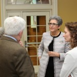 Hoda Mahmoudi (deuxième en partant de la droite) est titulaire de la Chaire bahá’íe pour la paix mondiale à l’université du Maryland, College Park. La chaire a récemment organisé une conférence réunissant des universitaires et des spécialistes dans différents domaines pour partager les idées émergentes sur la réalisation de la paix et de la sécurité mondiales.